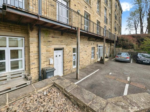 Flat for sale in Sowerby Bridge, Trimmingham Flat for sale in Sowerby Bridge, Trimmingham