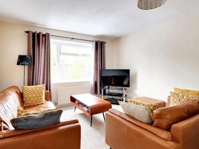 Flat for sale in Mill End, Green Close