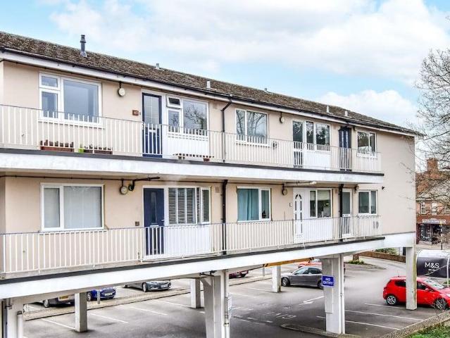 Flat for sale in Chalfont St. Peter, Denham