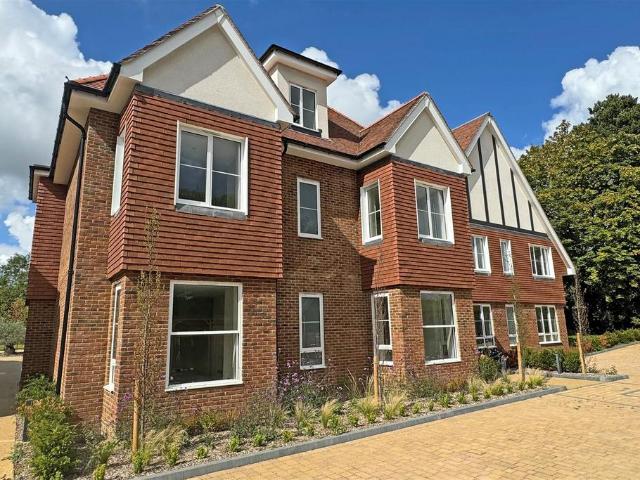 Flat for sale in Kingswood, Reigate and Banstead