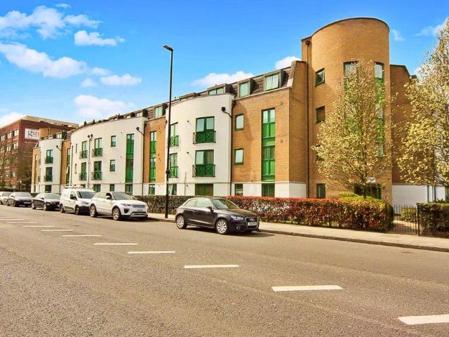 Flat for sale in London Borough of Ealing, Greater London