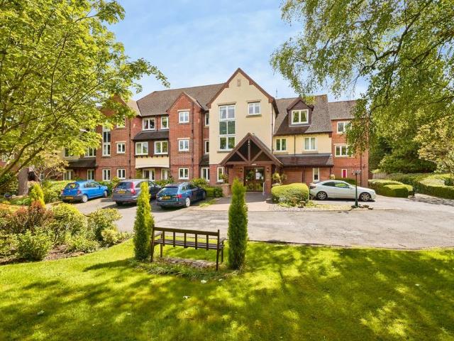 Flat for sale in Goldthorn Hill, Penn