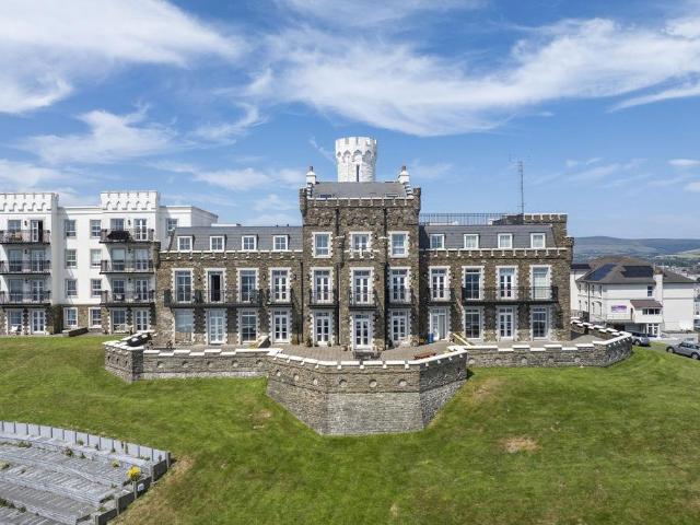 Flat for sale in Douglas, Scotland