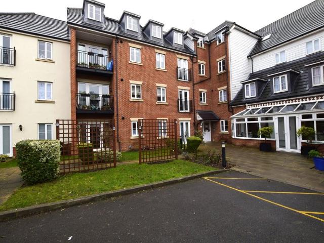 Flat for sale in Gidea Park, Greater London