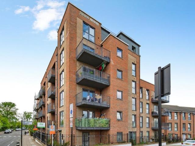 Flat for sale in London Borough of Ealing, Greater London