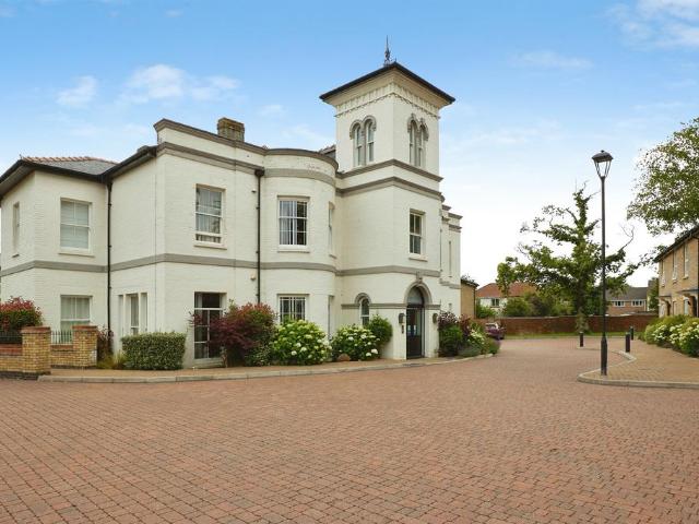 Flat for sale in Salisbury, Wiltshire
