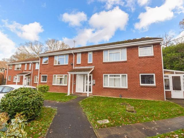 Flat for sale in Farnham Common, Buckinghamshire