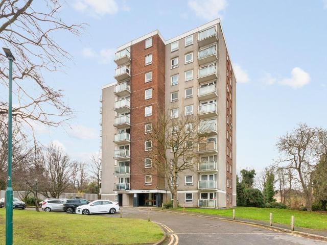 Flat for sale in Carshalton Beeches, Greater London