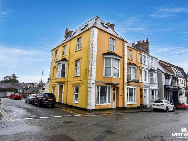 Flat for sale in Tenby, Wales