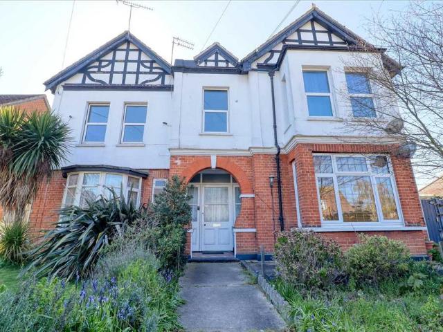 Flat for sale in Dale Hill, Essex