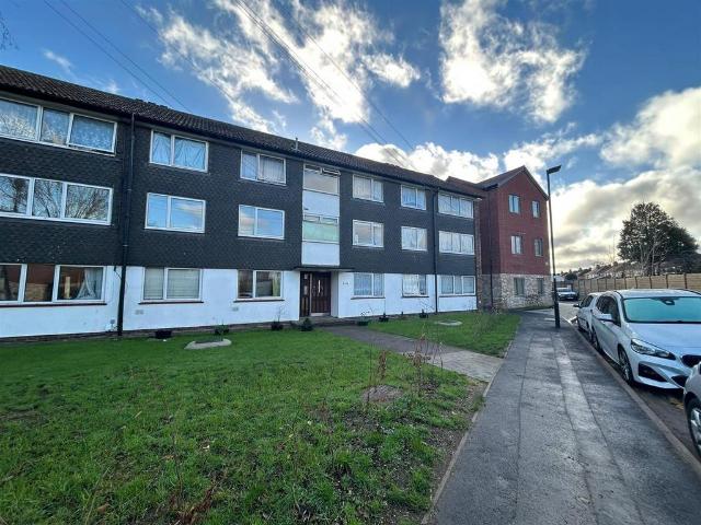 Flat for sale in London Borough of Hounslow, Feltham