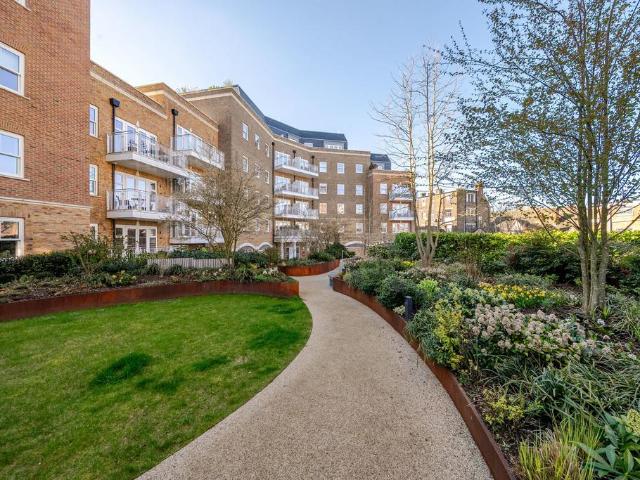Flat for sale in Oxted, Hillview