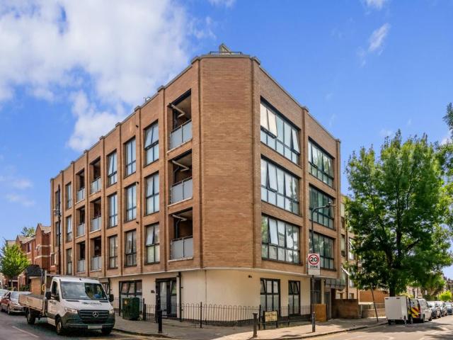 Flat for sale in Harlesden, Greater London
