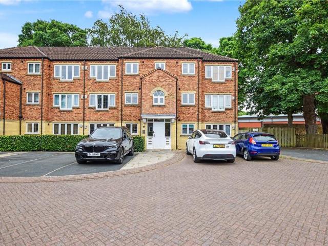 Flat for sale in Pudsey, West Yorkshire
