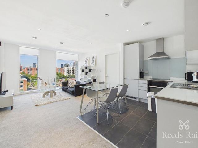 Flat for sale in Square Gardens, Manchester