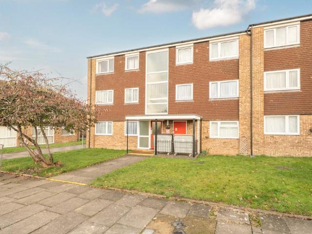 Flat for sale in Dunstable, Bedfordshire