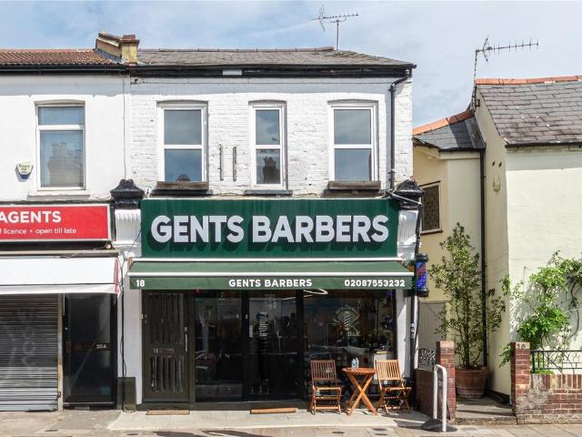 Flat for sale in Strawberry Hill, Greater London