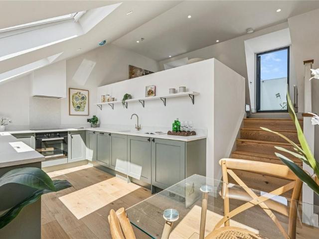 Flat for sale in Balham, Greater London
