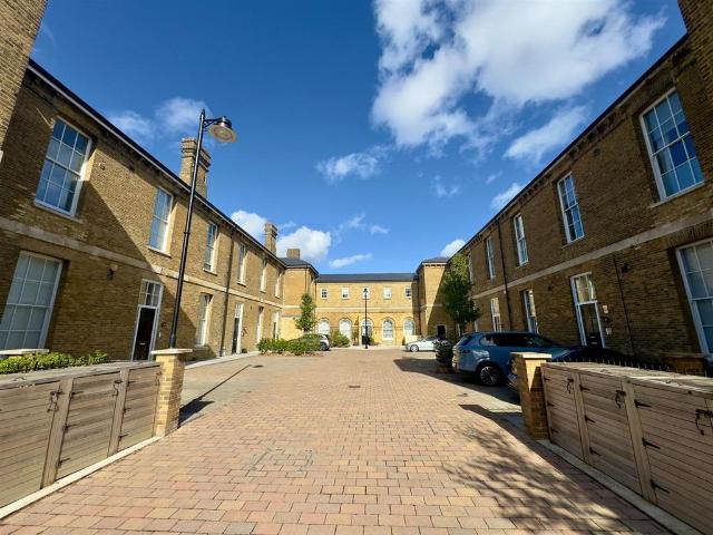 Flat for sale in Gun Hill Park, Rushmoor
