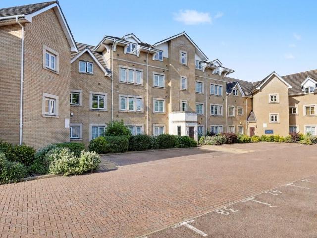 Flat for sale in Noak Hill, Essex