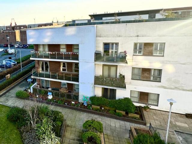 Flat for sale in SA1 Swansea Waterfront, Swansea