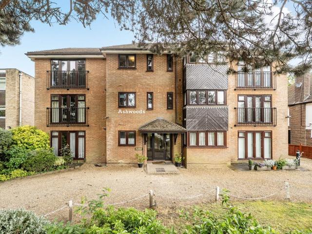 Flat for sale in Hatch End, Greater London