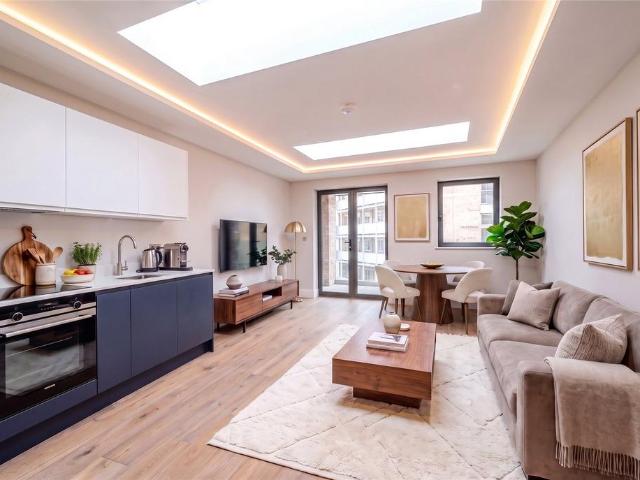 Flat for sale in Shepherd's Bush, Greater London