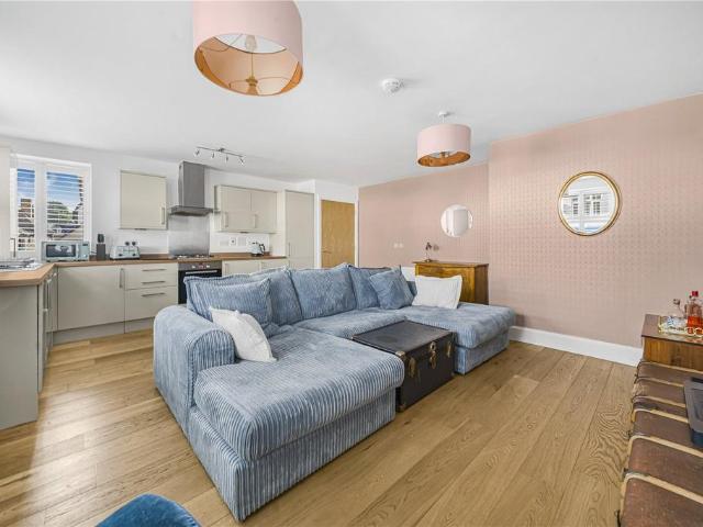 Flat for sale in London Borough of Richmond upon Thames, Greater London