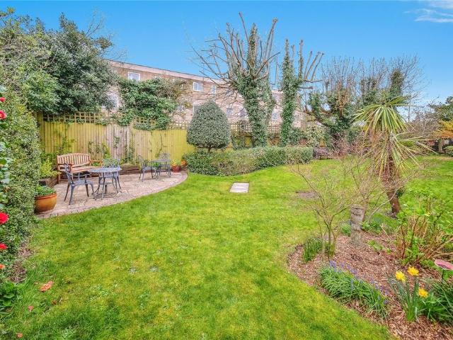 Flat for sale in Heol-las, Surrey