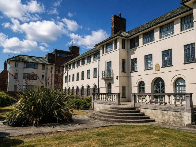 Flat for sale in Temple Fortune, Greater London
