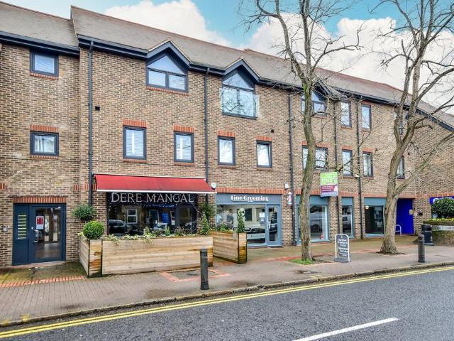 Flat for sale in Farnham Common, Buckinghamshire