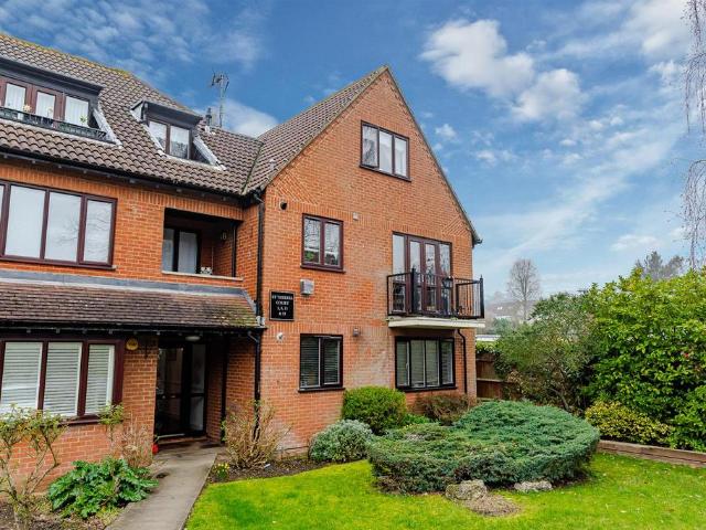 Flat for sale in Chingford, Greater London