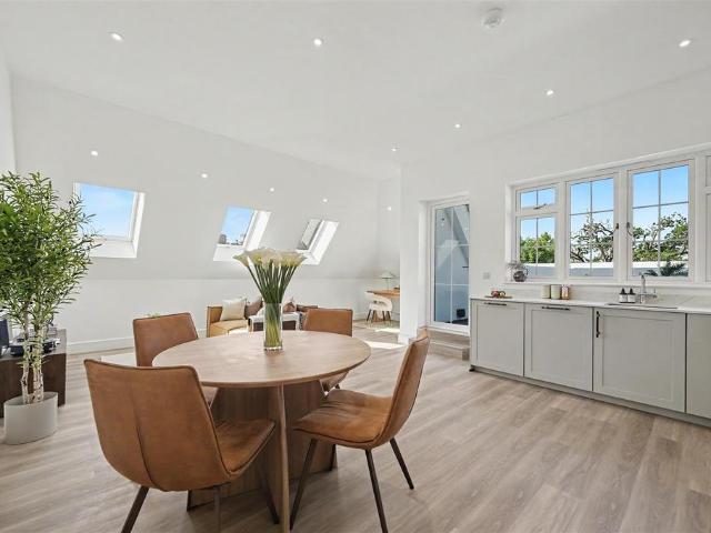 Flat for sale in Cockfosters, Greater London
