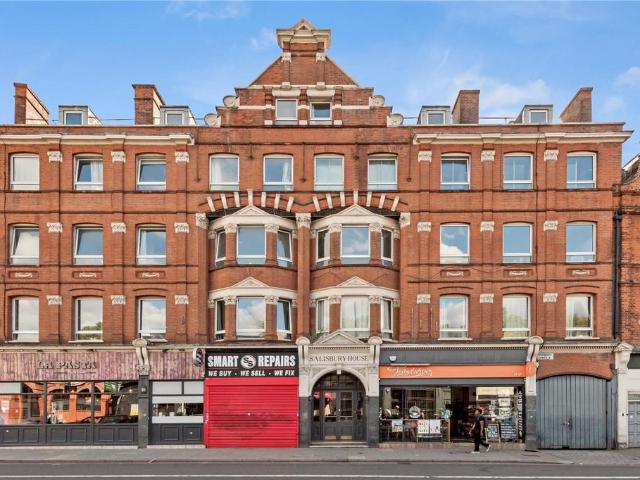 Flat for sale in Highbury, Greater London