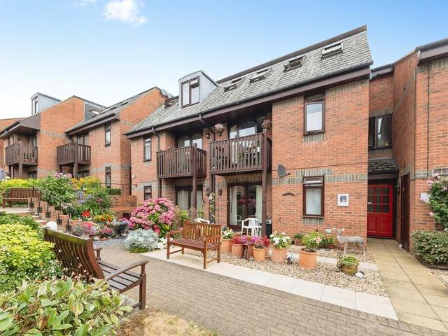 Flat for sale in Buckingham, Buckinghamshire