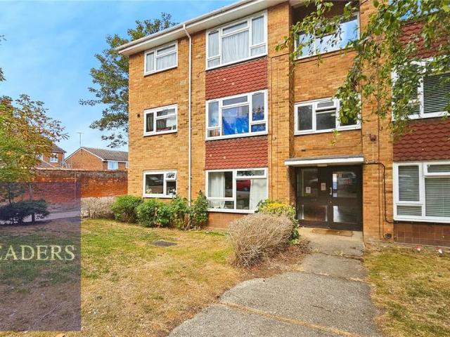 Flat for sale in Chipping Hill, Essex