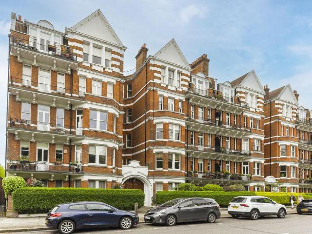 Flat for sale in Battersea, Greater London