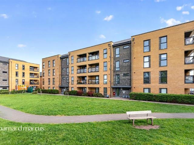 Flat for sale in Tolworth, Greater London