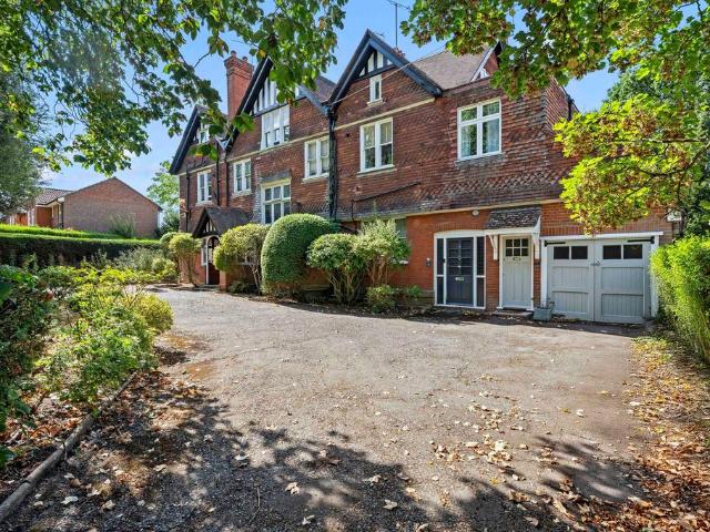 Flat for sale in Stoneleigh, Ewell