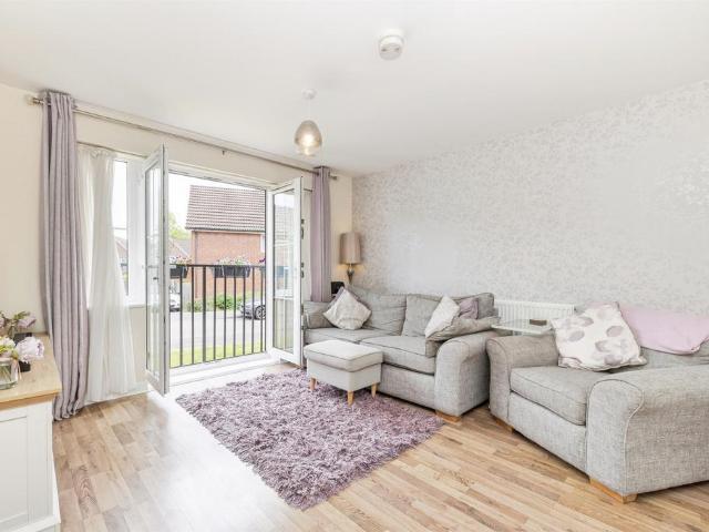 Flat for sale in Batchworth, Hertfordshire