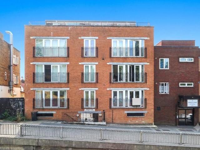 Flat for sale in Heol-las, Surrey