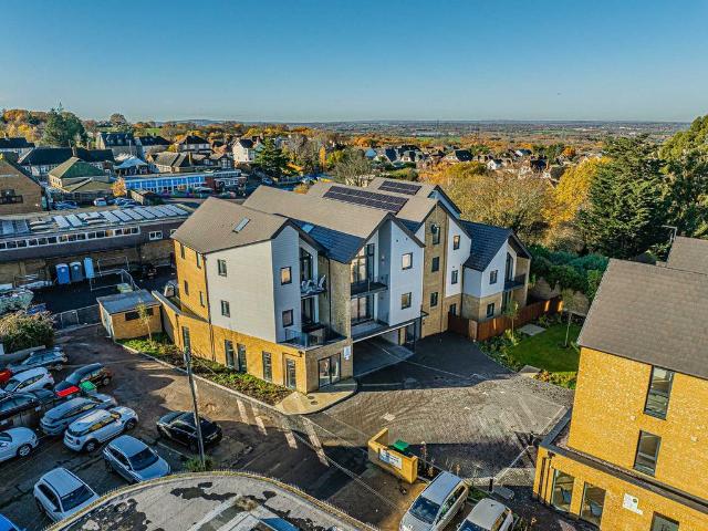 Flat for sale in Barling, Essex