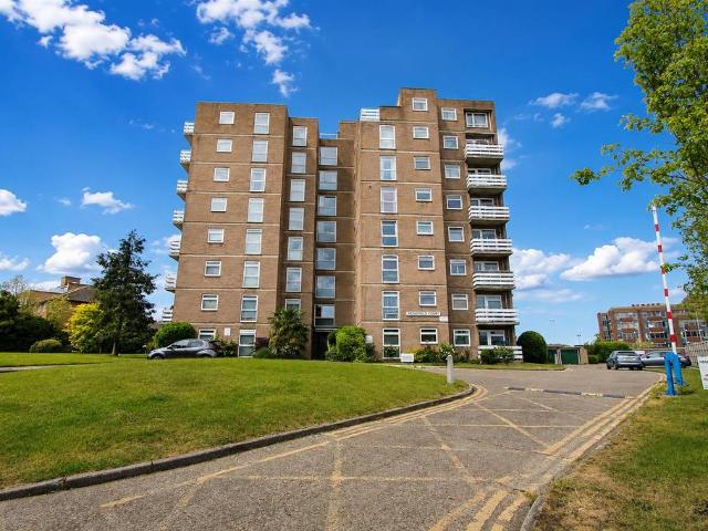 Flat for sale in Wallington, Greater London