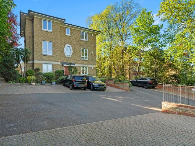 Flat for sale in Caterham Valley, Hillview