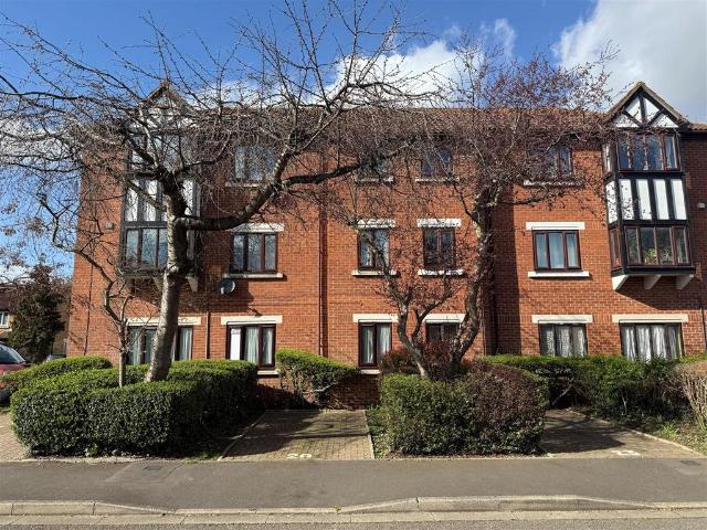 Flat for sale in London Borough of Hounslow, Feltham