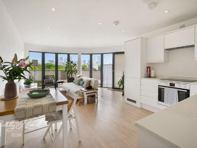 Flat for sale in Limehouse, Greater London