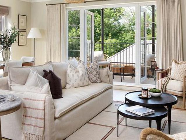 Flat for sale in Fole, Surrey