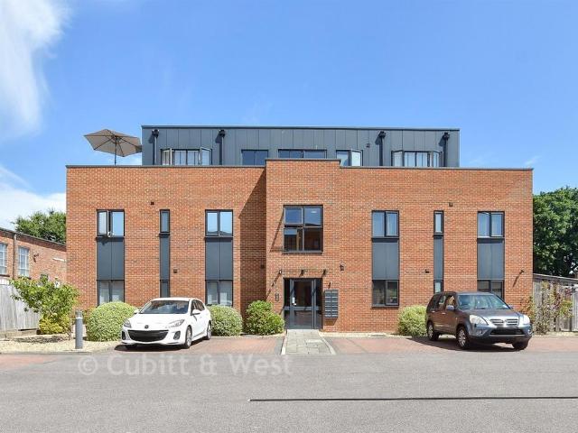 Flat for sale in Perryfields, West Sussex