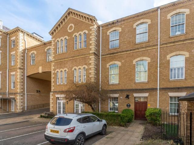 Flat for sale in Friern Barnet, Greater London