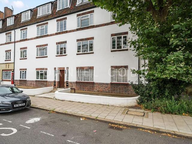 Flat for sale in Kennington, Greater London